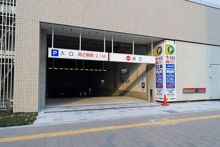 地下駐車場入り口